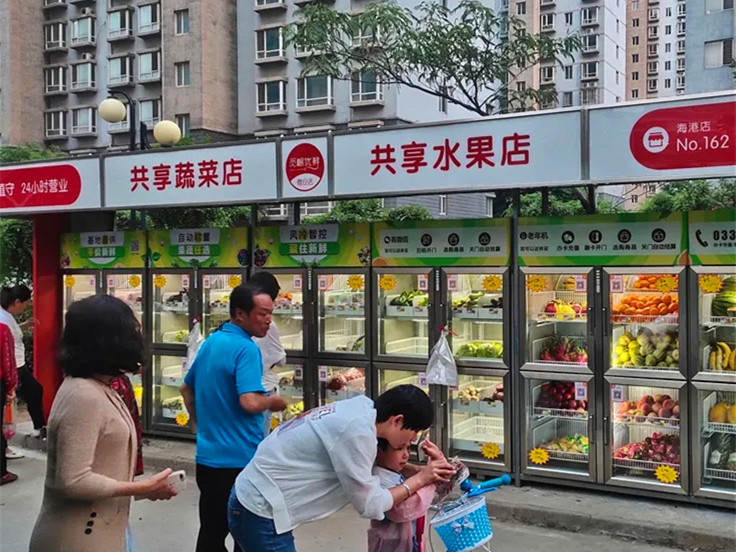條形智能液晶屏加持，自動(dòng)售貨機(jī)適用于多個(gè)場(chǎng)景